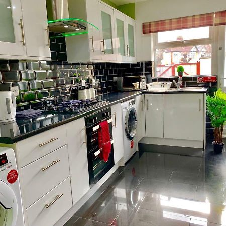London 2 Bedroom Apartment, Kitchen, Reception And Private Garden المظهر الخارجي الصورة