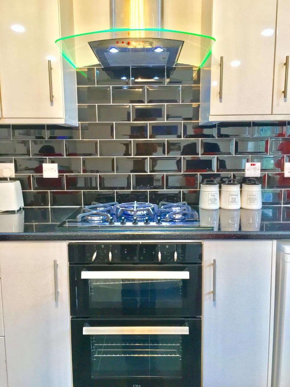 London 2 Bedroom Apartment, Kitchen, Reception And Private Garden المظهر الخارجي الصورة